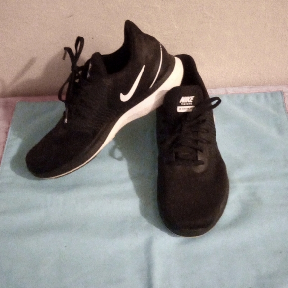 Nike Training in Season TR8 size 7 athletic shoes sneakers - Picture 1 of 6